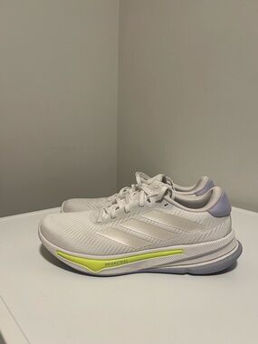 Adidas Women's White Running Shoes 👟 Size: 🔟 NWOT 🙌🏾